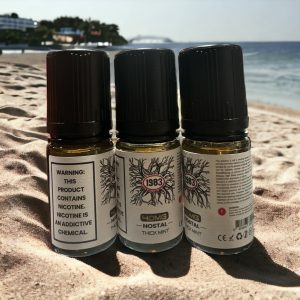 Nostal 懷舊系列電子煙油全系列瓶身展示照（1981~1987年款）陳列於雪地背景中