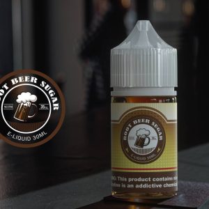 Root Beer Sugar 沙士糖風味煙油 35MG 照片，置於室內吧檯背景，展現復古風格瓶身設計